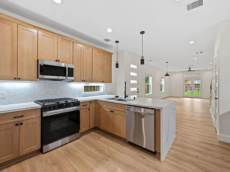 8023 Easter St — Photo 9