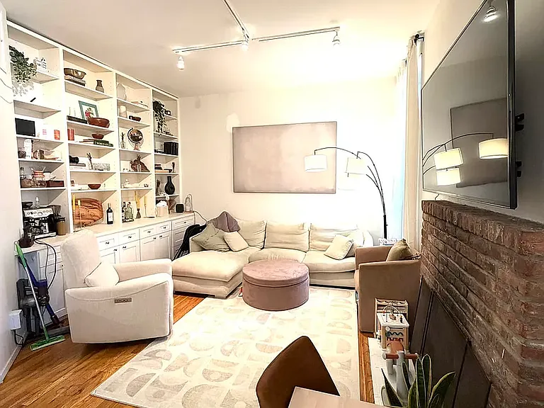 85 6th Ave #C — Photo 1