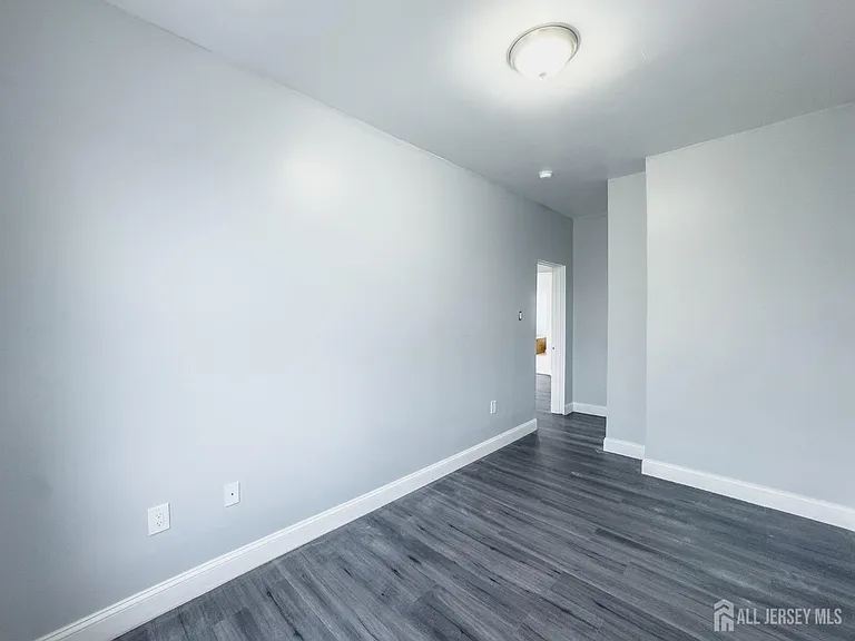 556 Roosevelt Ave #2 — Photo 14