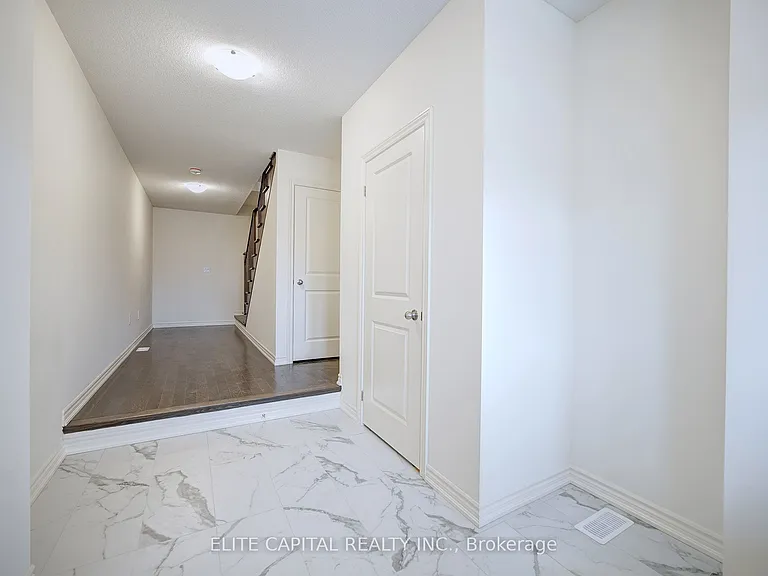 84 Holyrood Cres — Photo 16