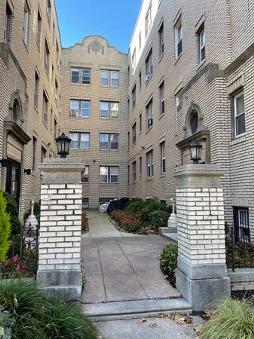 Royal Chester Apartments — Photo 3