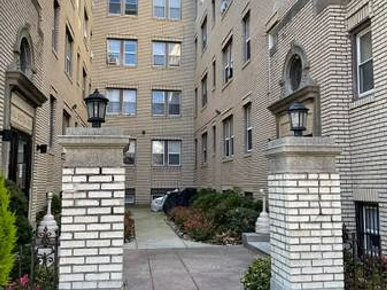 Royal Chester Apartments — Photo 8