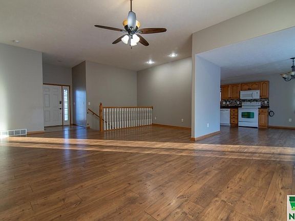 5th image of 401 Forest View Ave