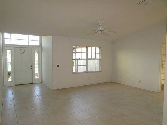 2nd image of 982 SW Dubois Ave