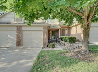 7015 Magnolia Ln, Waterford, MI 48327
