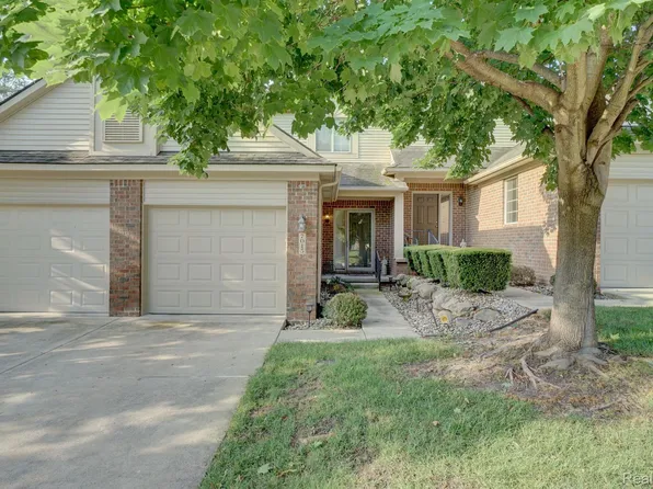 7015 Magnolia Ln, Waterford, MI 48327