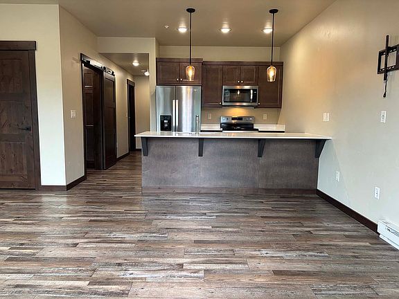 5th image of 340 Fox Springs Cir Unit 202