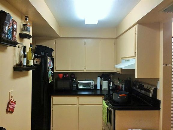 5th image of 2121 Wood St #207