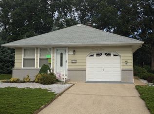 23 Mount Logan Ln, Toms River, NJ