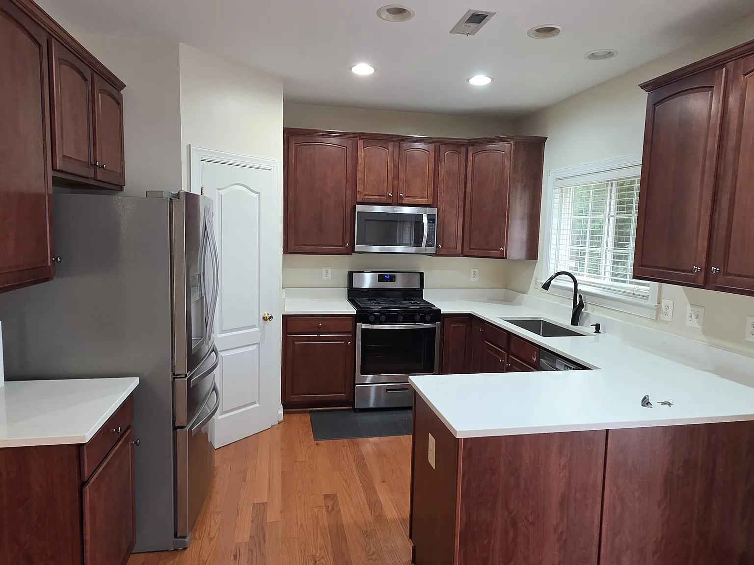 3 bed, 1400 sqft, $2,900 — Photo 4