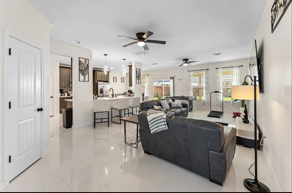 Roman Ridge Ln, Houston — Photo 1