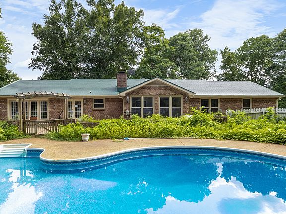 2nd image of 705 River Bend Dr