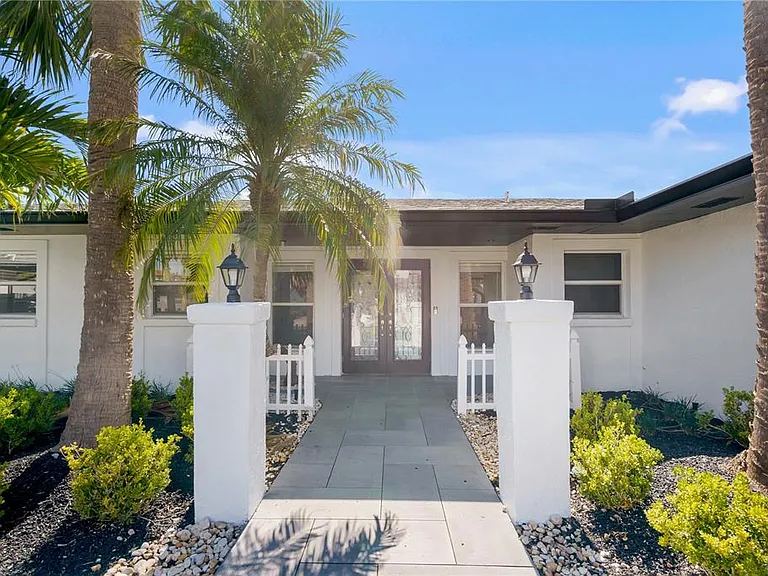 3924 Versailles Dr — Photo 2