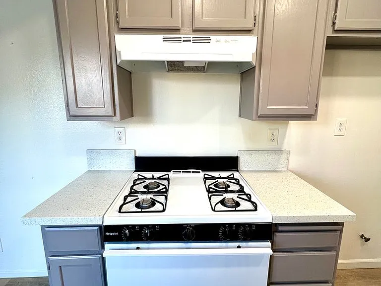 7921 Moonshadow Cir — Photo 3