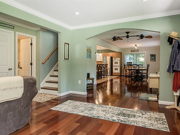 3rd image of 20 Beverly Ct