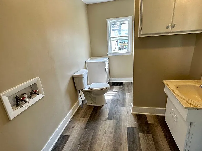 1124 W Market St — Photo 8