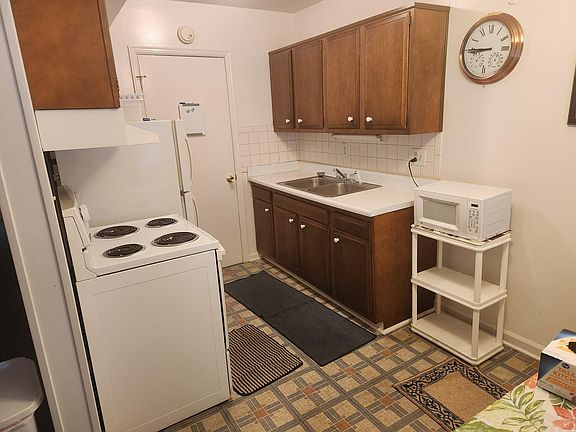 3rd image of 107 E Augusta Ave