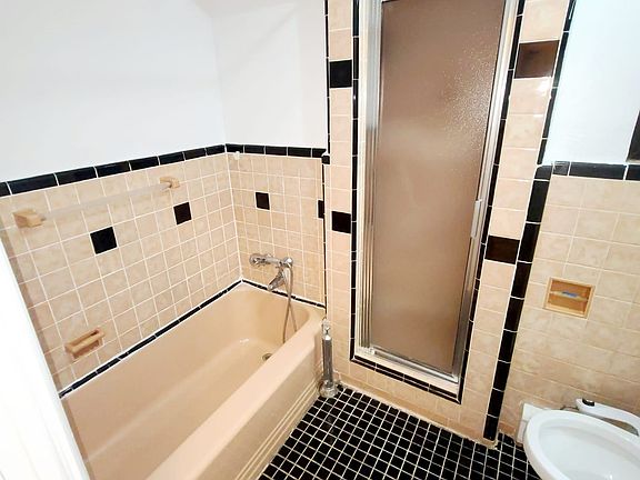 5th image of 7238 Yellowstone Blvd #2