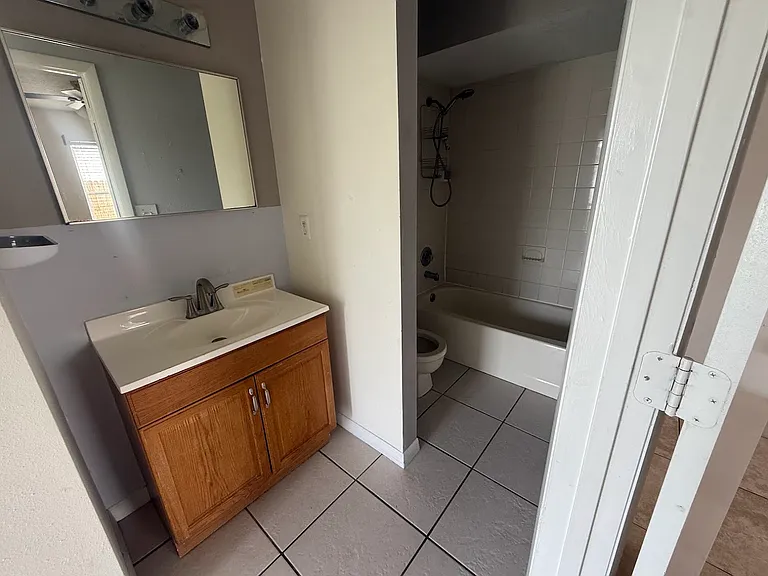 914 Louvre Ct — Photo 13