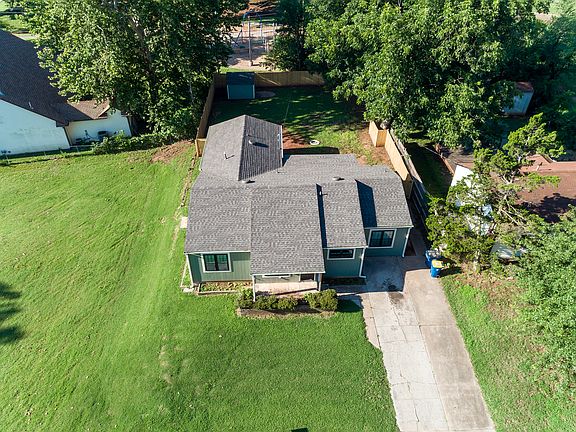 2nd image of 807 W Bennett Dr