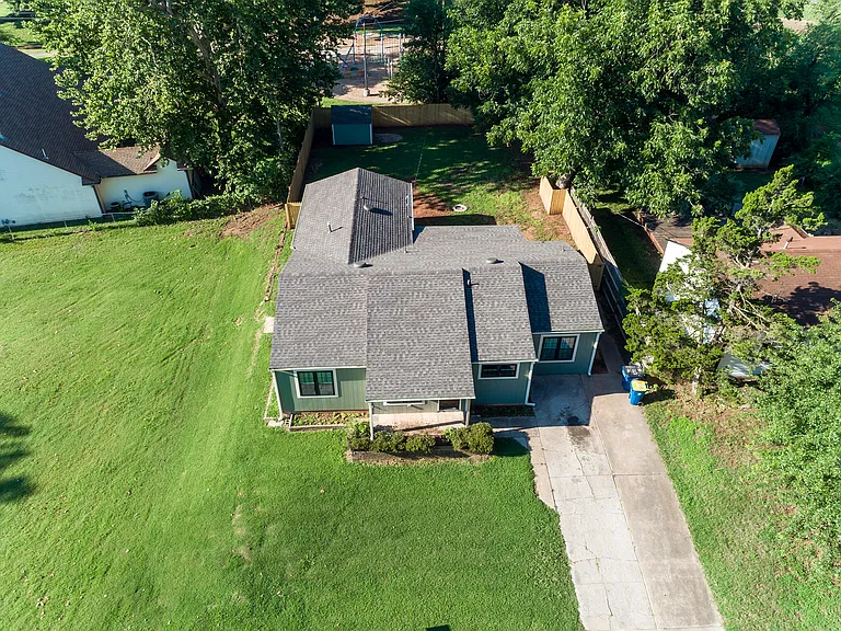 807 W Bennett Dr — Photo 2