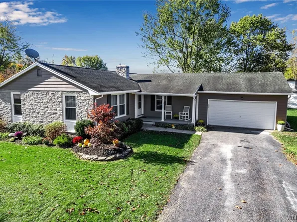 6912 Creekview Dr, Lockport, NY 14094