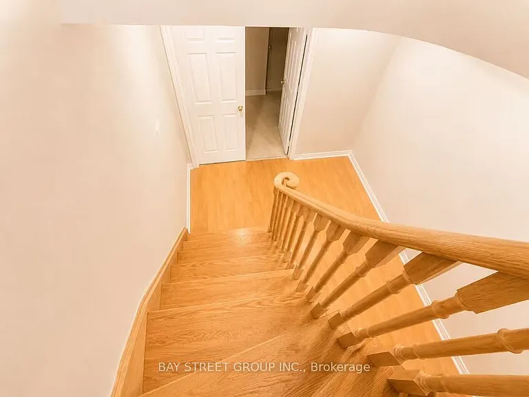 1054 Chateau Ct — Photo 33