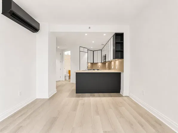 10-25 Jackson Avenue image 1 of 13