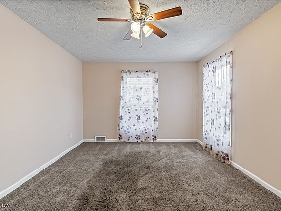 5th image of 14313 Montrose Ave