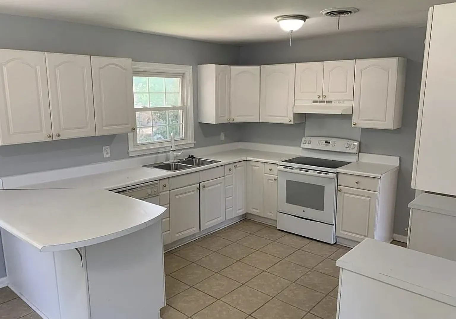 4 bed, 3.0 bath, 1700 sqft, $1,700 — Photo 2