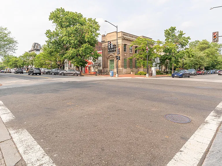 711 G St SE — Photo 47