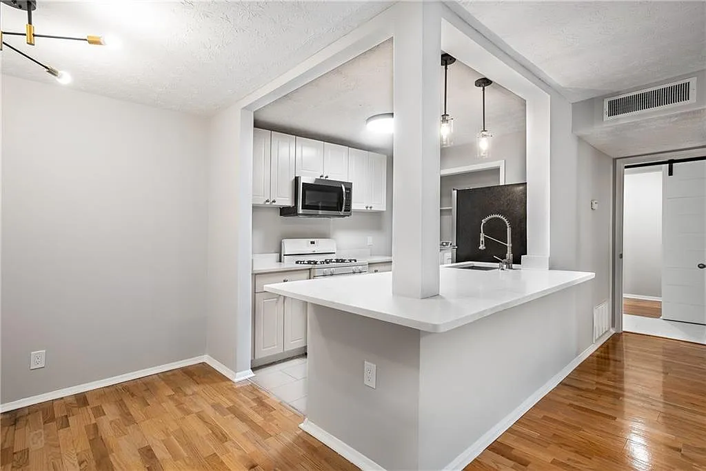 1 bed, 1.0 bath, 859 sqft, $1,600 — Photo 2