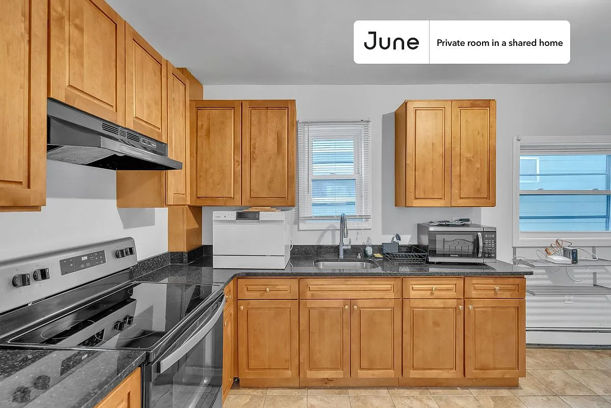 Queen bedroom in 5 bed/3 bath home in Somerville #1806 D — Photo 3