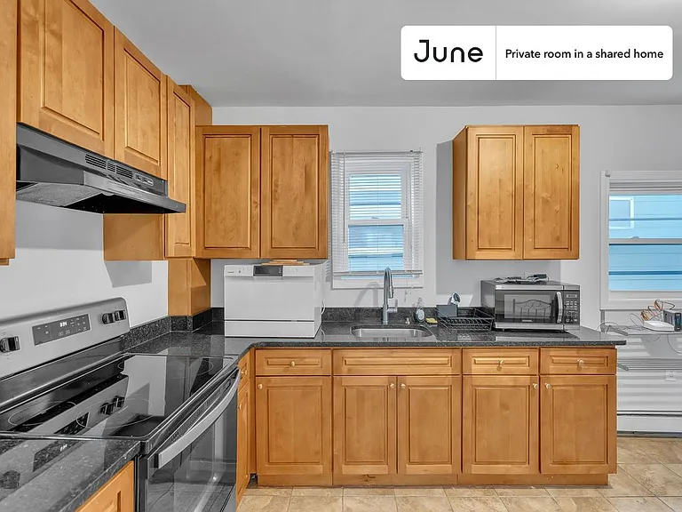 39 Adrian St #E — Photo 4