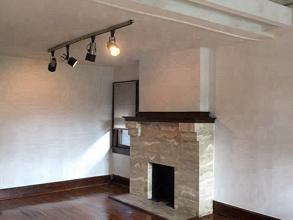 LARGE 22' X 12'4" Livingrm with vaulted ceiling, hardwood fl