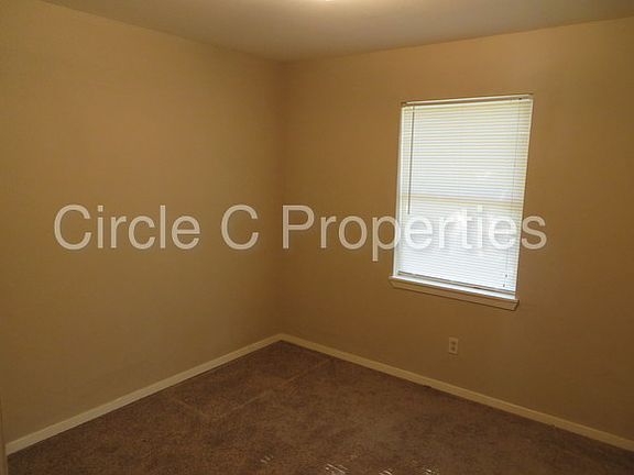3rd image of 810 Curtis Dr
