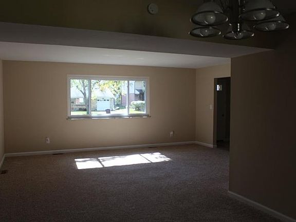 5th image of 1057 Wollenhaupt Dr