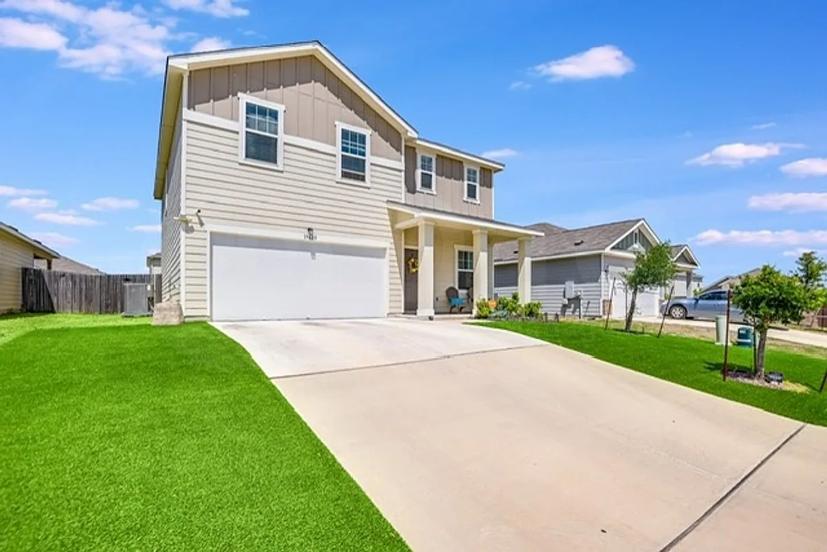 4 bed, 2.5 bath, 2338 sqft, $2,250 — Photo 2