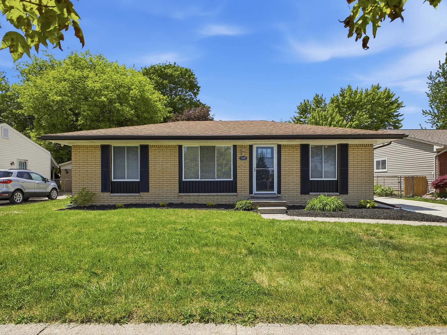 3 bed, 1.5 bath, 1008 sqft, $2,100 — Photo 1