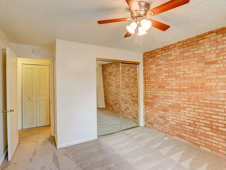 Applewood Crest Townhomes & Apartments — Photo 40