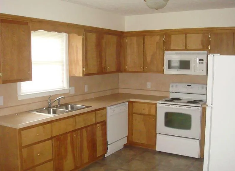 Beautiful Three Bedroom Two Full Bathroom Home Available in Radford — Photo 4