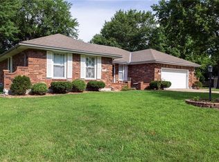 917 SW Southgate Dr, Blue Springs, MO 64015