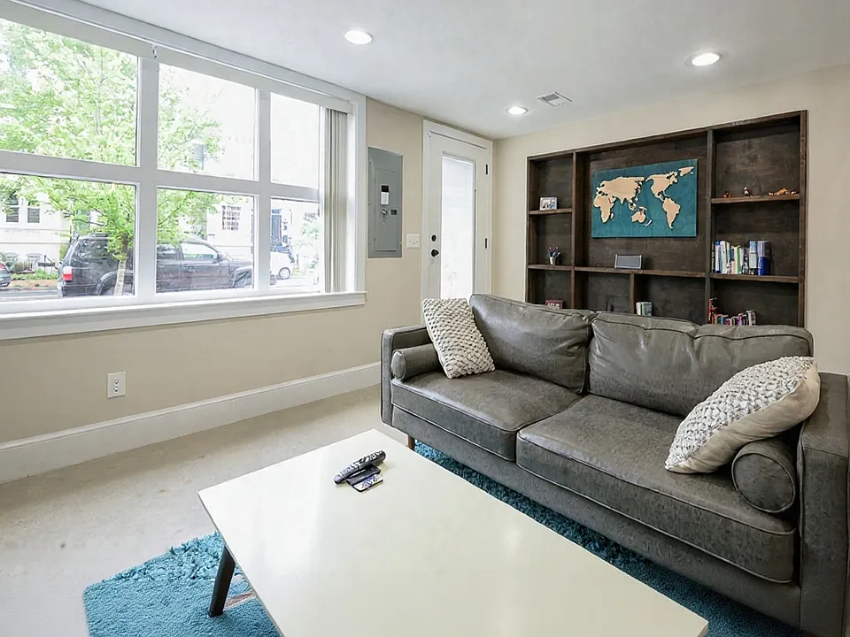 717 F St NE #ID1610328P