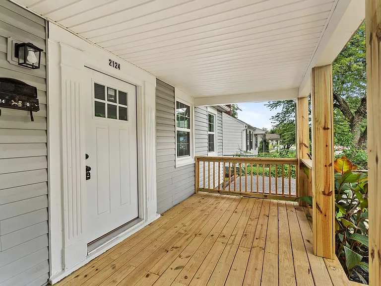 2124 Woodbine Ave — Photo 4