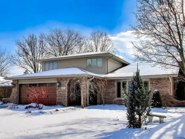 16W671 89th Pl, Willowbrook, IL 60527