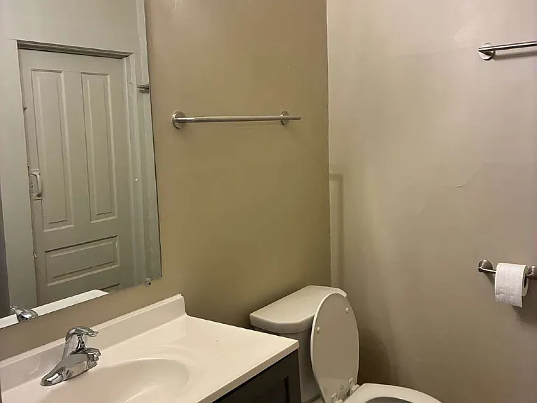 704 Niagara St — Photo 15
