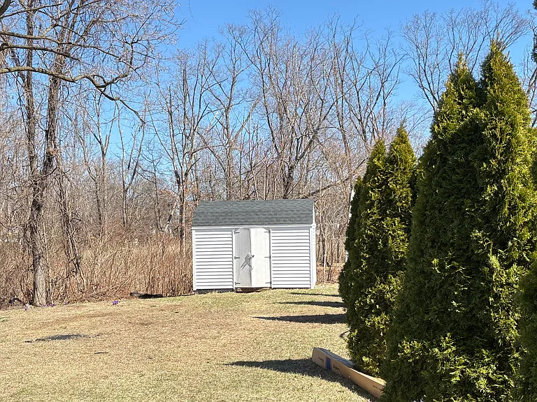 273 Peck Ave — Photo 4