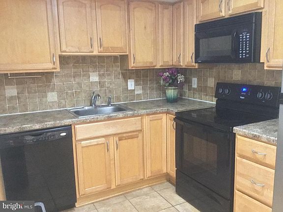 4th image of 868 Azalea Dr #21