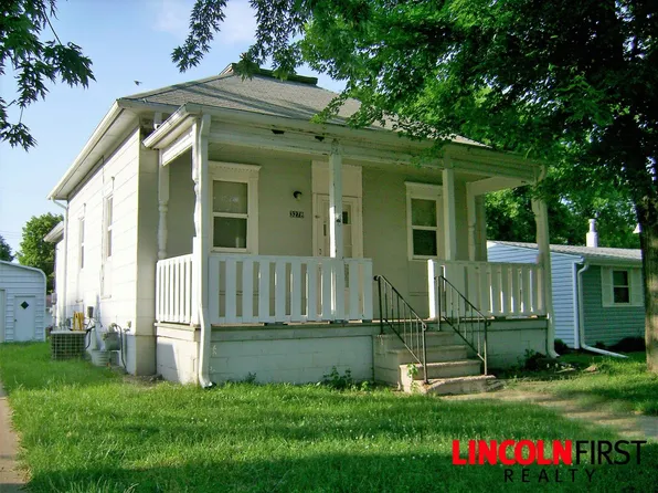 3278 Hitchcock St, Lincoln, NE 68503