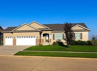 48 Cobblestone Ln, Le Claire, IA 52753